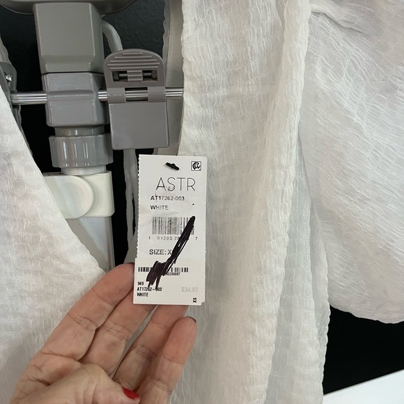 ๐ค ASTR The Label White Textured Puff Sleeve Top โ Size XS ๐ค NWT | - Picture 8 of 10